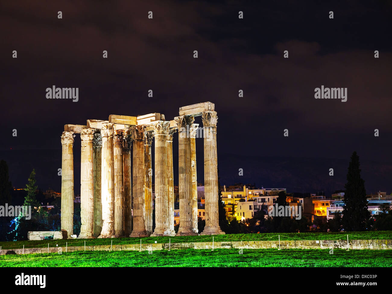 Tempio di Zeus Olimpio ad Atene di notte Foto Stock