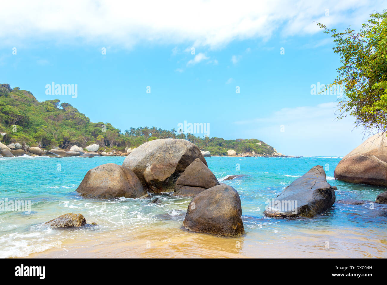 Bella blu mare dei Caraibi e rocce nel Parco Nazionale Tayrona in Colombia Foto Stock