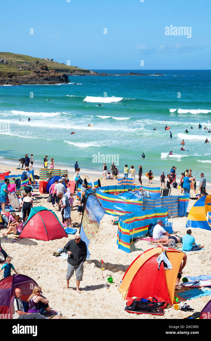 Una intensa giornata d'estate sulla spiaggia porthmeor, st.ives, Cornwall, Regno Unito Foto Stock