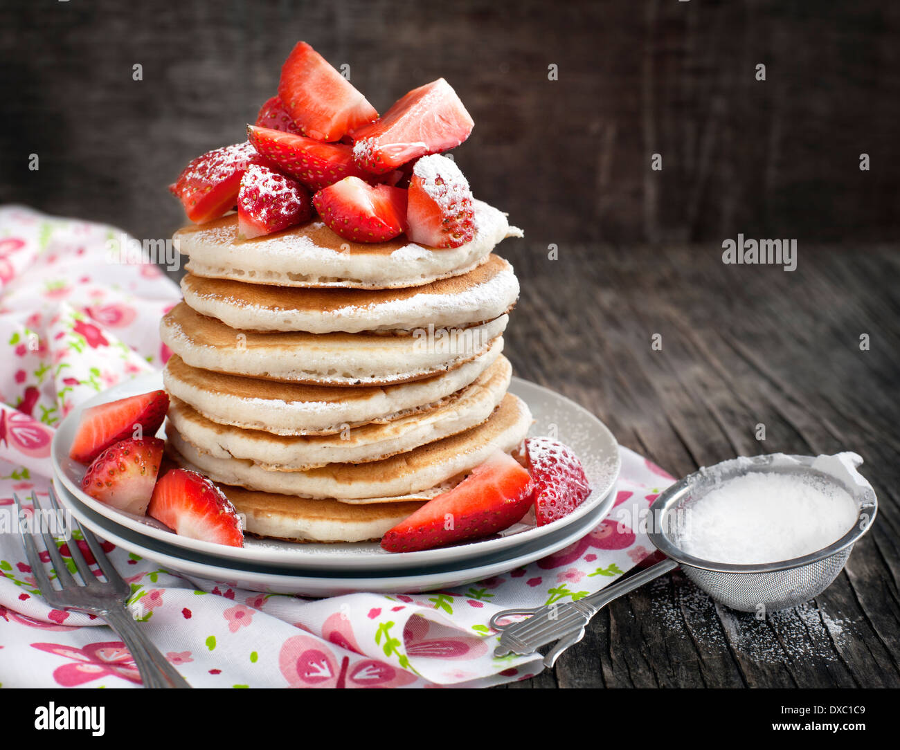 Pila di pancake con fragole fresche Foto Stock