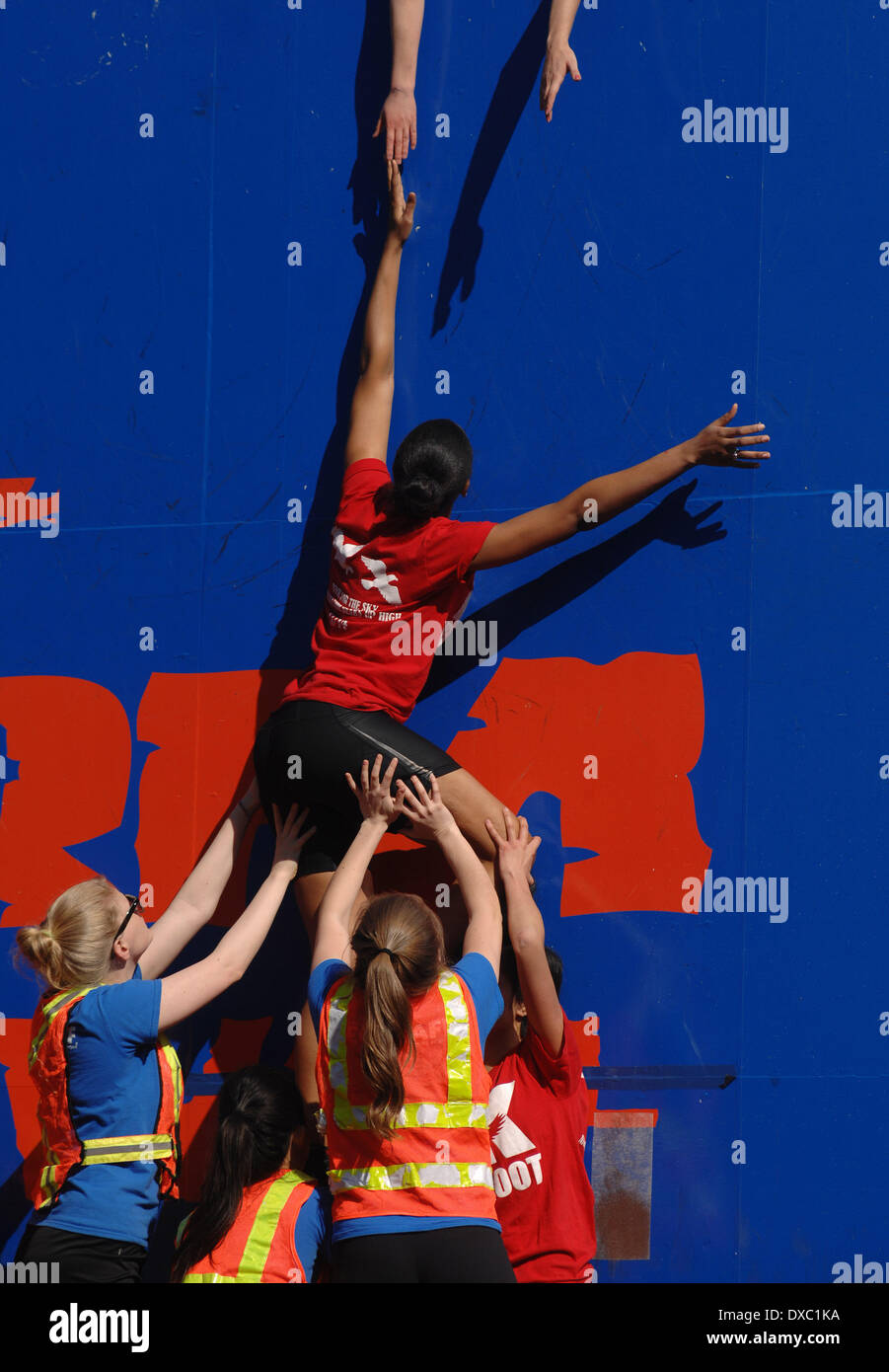 Vancouver, Canada. 23 Mar, 2014. Gli studenti partecipano a l annuale 2014 tempesta la parete della concorrenza internazionale presso la University of British Columbia (UBC) in Vancouver, Canada, 23 marzo 2014. Tempesta la parete è il più grande e più lunga sfida la concorrenza nella storia DELLA UBC, costituito da nuoto agonistico, Sprint Bike, acceso e storming il muro. © Sergei Bachlakov/Xinhua/Alamy Live News Foto Stock