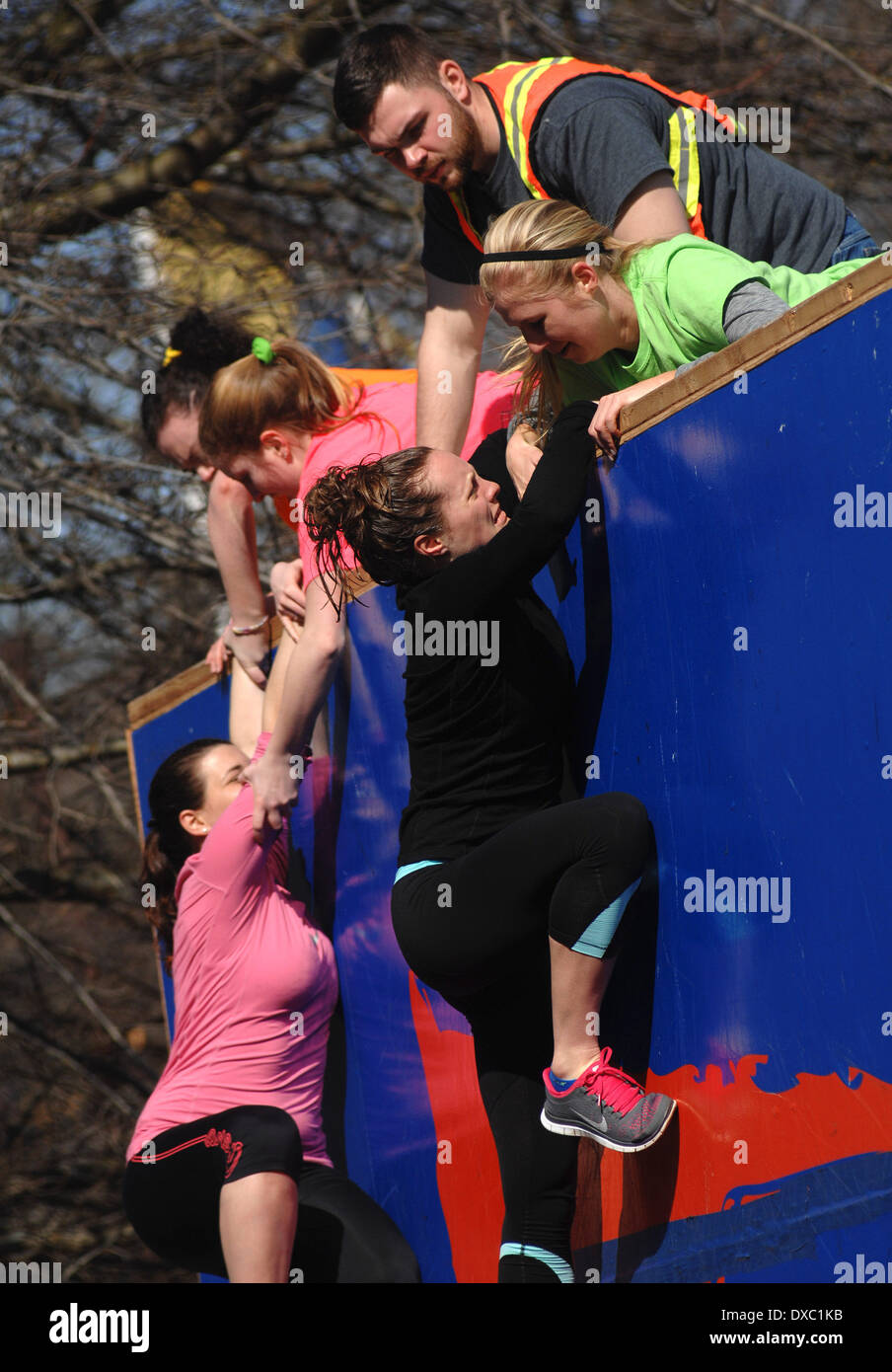 Vancouver, Canada. 23 Mar, 2014. Gli studenti partecipano a l annuale 2014 tempesta la parete della concorrenza internazionale presso la University of British Columbia (UBC) in Vancouver, Canada, 23 marzo 2014. Tempesta la parete è il più grande e più lunga sfida la concorrenza nella storia DELLA UBC, costituito da nuoto agonistico, Sprint Bike, acceso e storming il muro. © Sergei Bachlakov/Xinhua/Alamy Live News Foto Stock