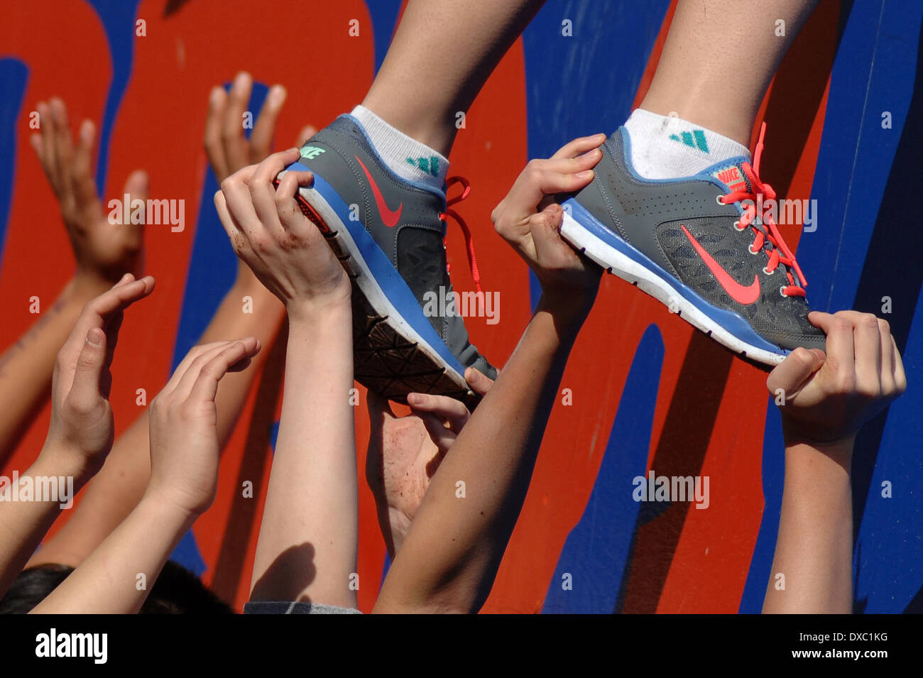 Vancouver, Canada. 23 Mar, 2014. Gli studenti partecipano a l annuale 2014 tempesta la parete della concorrenza internazionale presso la University of British Columbia (UBC) in Vancouver, Canada, 23 marzo 2014. Tempesta la parete è il più grande e più lunga sfida la concorrenza nella storia DELLA UBC, costituito da nuoto agonistico, Sprint Bike, acceso e storming il muro. © Sergei Bachlakov/Xinhua/Alamy Live News Foto Stock