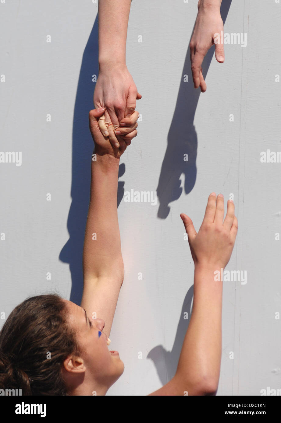 Vancouver, Canada. 23 Mar, 2014. Gli studenti partecipano a l annuale 2014 tempesta la parete della concorrenza internazionale presso la University of British Columbia (UBC) in Vancouver, Canada, 23 marzo 2014. Tempesta la parete è il più grande e più lunga sfida la concorrenza nella storia DELLA UBC, costituito da nuoto agonistico, Sprint Bike, acceso e storming il muro. © Sergei Bachlakov/Xinhua/Alamy Live News Foto Stock