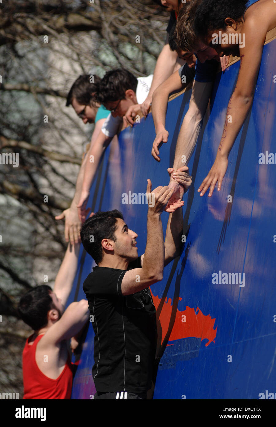 Vancouver, Canada. 23 Mar, 2014. Gli studenti partecipano a l annuale 2014 tempesta la parete della concorrenza internazionale presso la University of British Columbia (UBC) in Vancouver, Canada, 23 marzo 2014. Tempesta la parete è il più grande e più lunga sfida la concorrenza nella storia DELLA UBC, costituito da nuoto agonistico, Sprint Bike, acceso e storming il muro. © Sergei Bachlakov/Xinhua/Alamy Live News Foto Stock