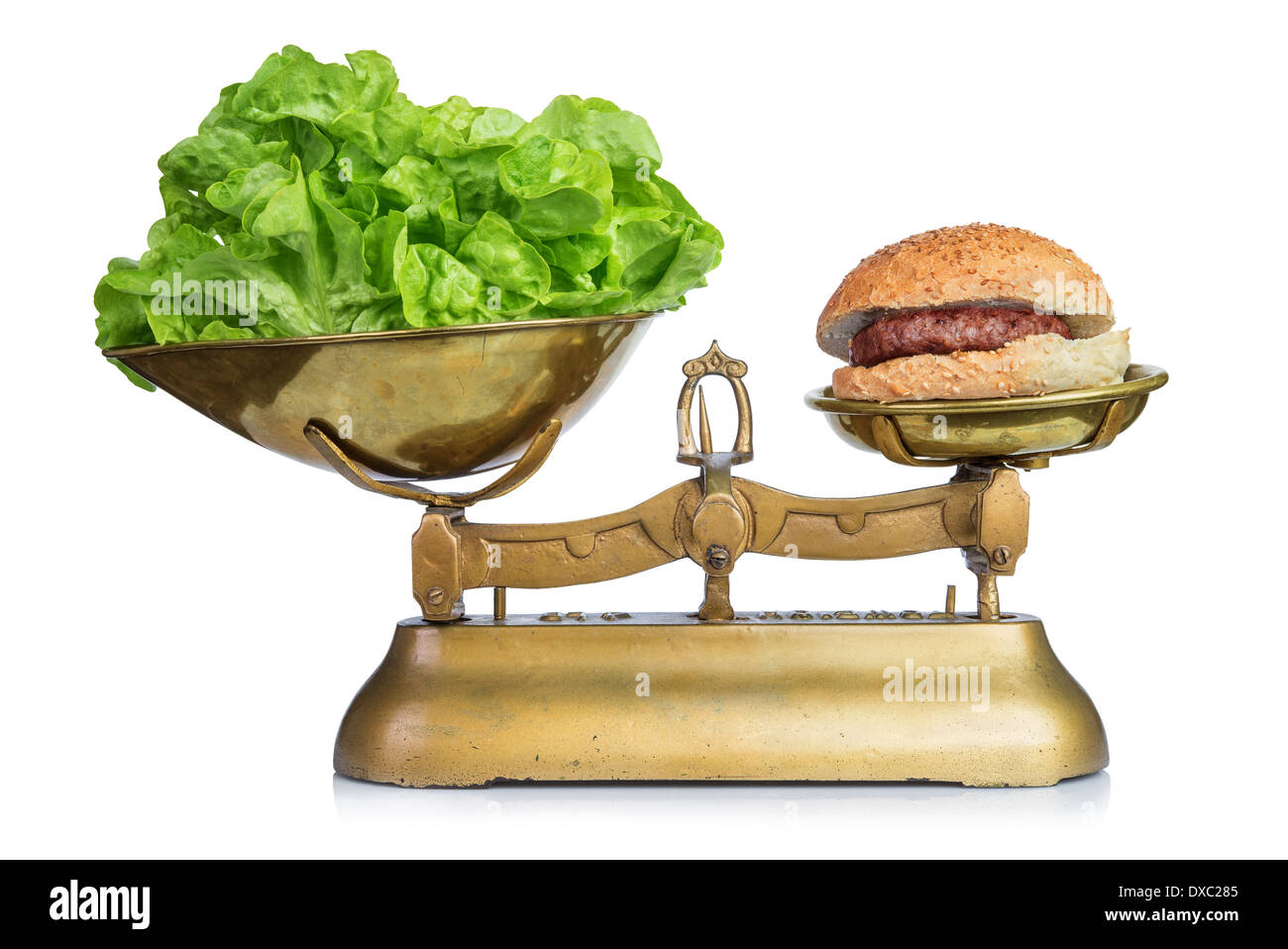 Cibo sano e cibo malsano su scale.concetto di Dieta.isolato. Foto Stock