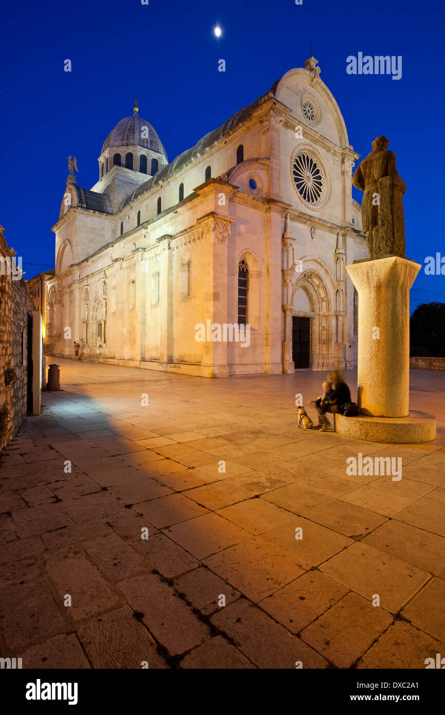 St Jacob's Cathedral in blu ora di Sibenik, Dalmazia, Croazia Foto Stock