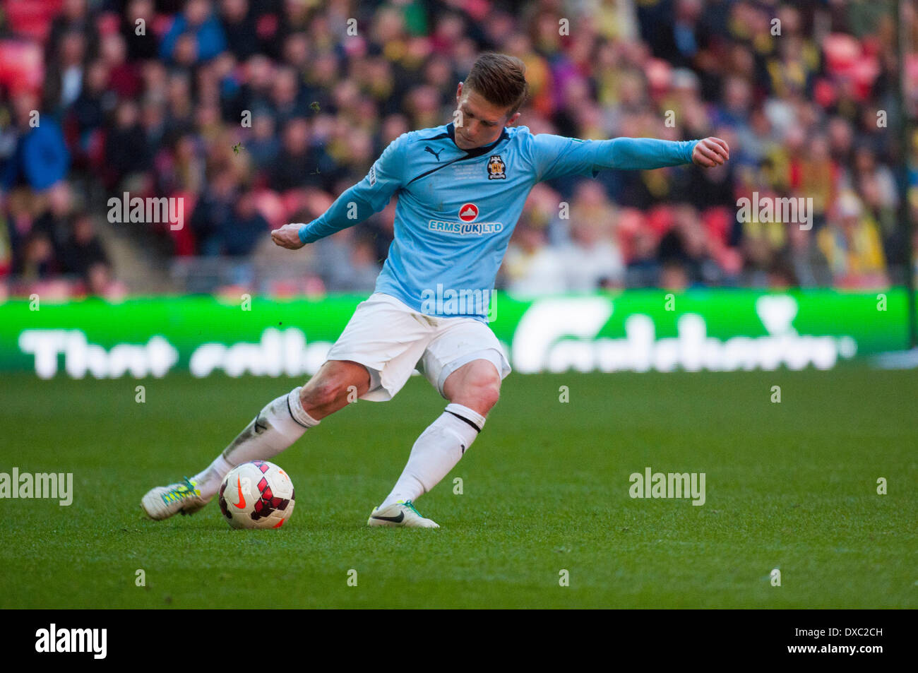 Wembley, Londra, Regno Unito. Il 23 marzo 2014. Cambridge Regno defender elimina durante il Cambridge United FC v Gosport Borough FC FA Finale Trofeo a Wembley Stadium il 23 marzo 2014. Credito: Flashspix/Alamy Live News Foto Stock