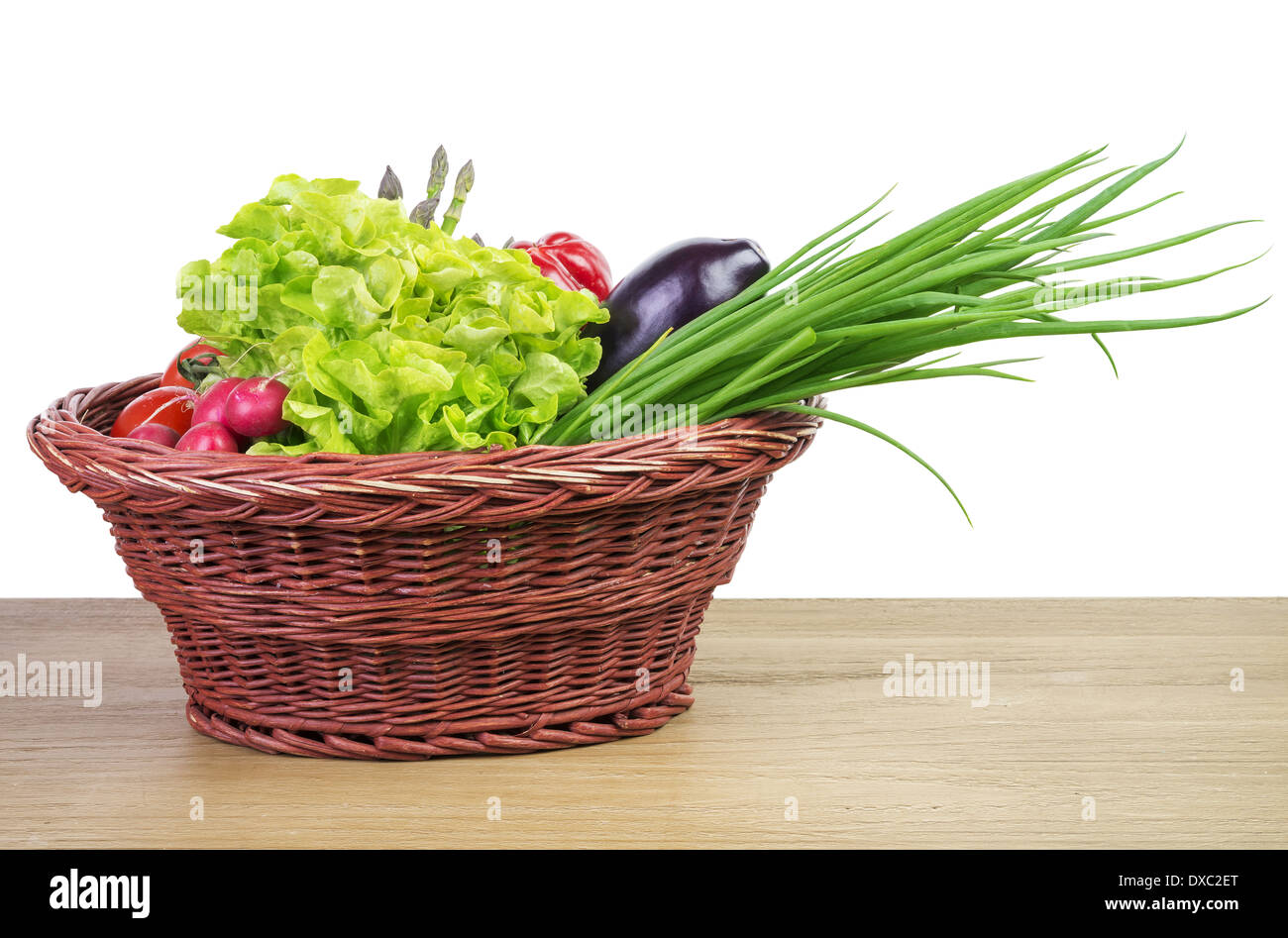 Fresche verdure organiche in un cesto su legno tabella vintage Foto Stock