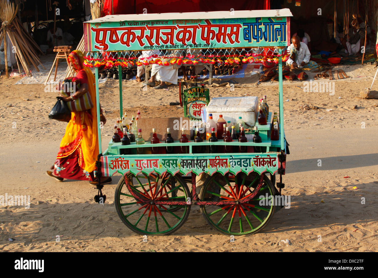 Le bevande in vendita in una strada di Pushkar durante il "Camel Fair'. Rajasthan, India. Foto Stock