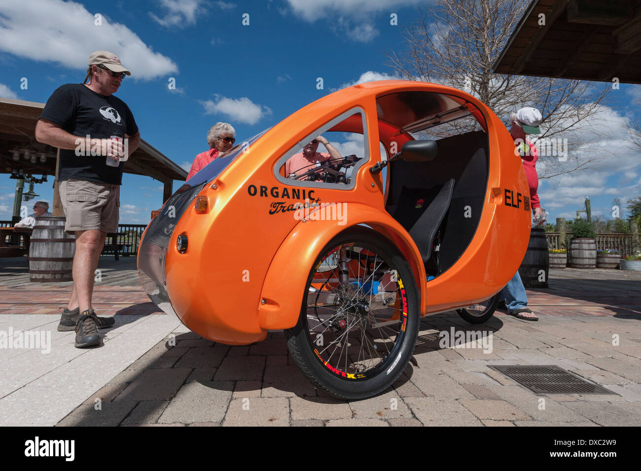 ELF è un sun-powered trike. È possibile che il pedale o utilizzare l'assistenza elettrica! Ottenere potenza attraverso i pannelli solari o semplicemente caricarla. Foto Stock