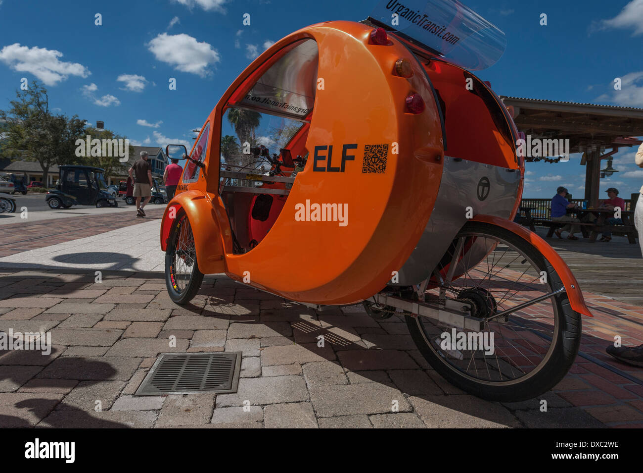 ELF è un sun-powered trike. È possibile che il pedale o utilizzare l'assistenza elettrica! Ottenere potenza attraverso i pannelli solari o semplicemente caricarla. Foto Stock