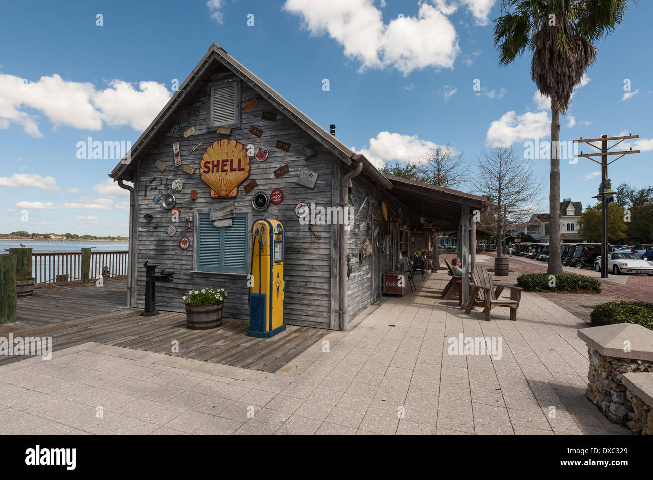 Vintage decorazioni nautiche sul Lago di Sumter sbarco nei villaggi, Florida USA un adulto comunità di pensione. Foto Stock