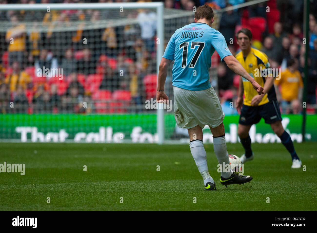 Cambridge Regno player Hughes invia in una croce a Poates di Gosprt Borough FC guarda su Wembley Stadium il 23 marzo 2014. Credito: Flashspix/Alamy Live News Foto Stock