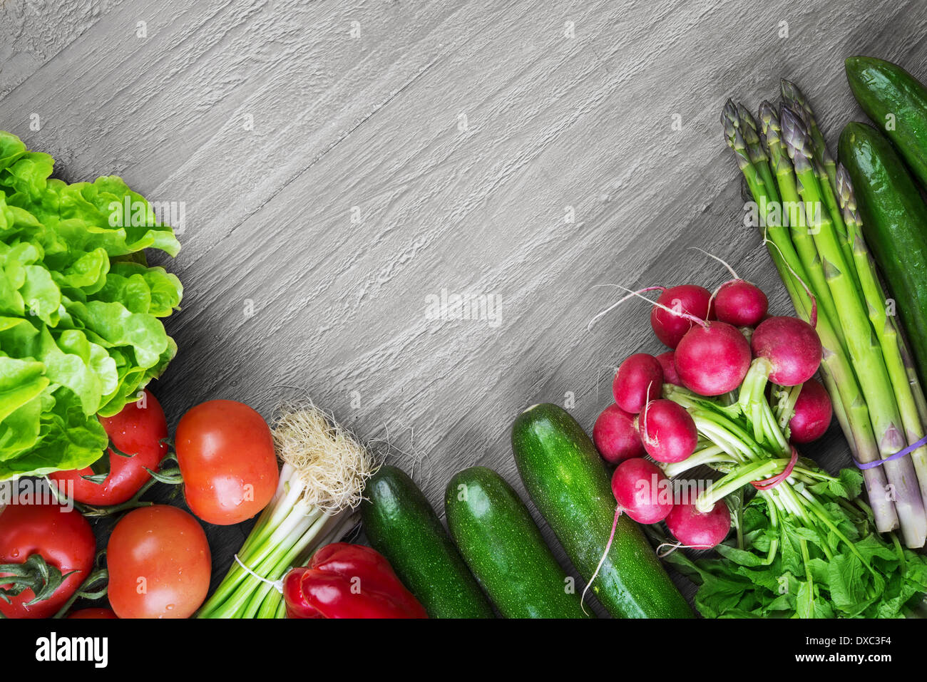 Fresche verdure organiche su legno tabella vintage Foto Stock