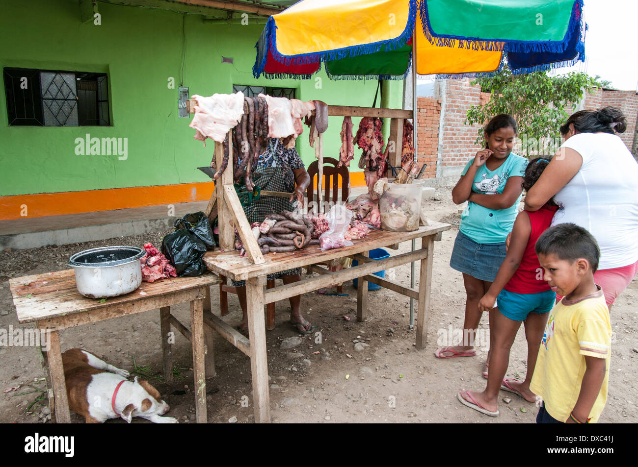 Cucina di strada venditori nel villaggio yapatera, piura Perù. Foto Stock