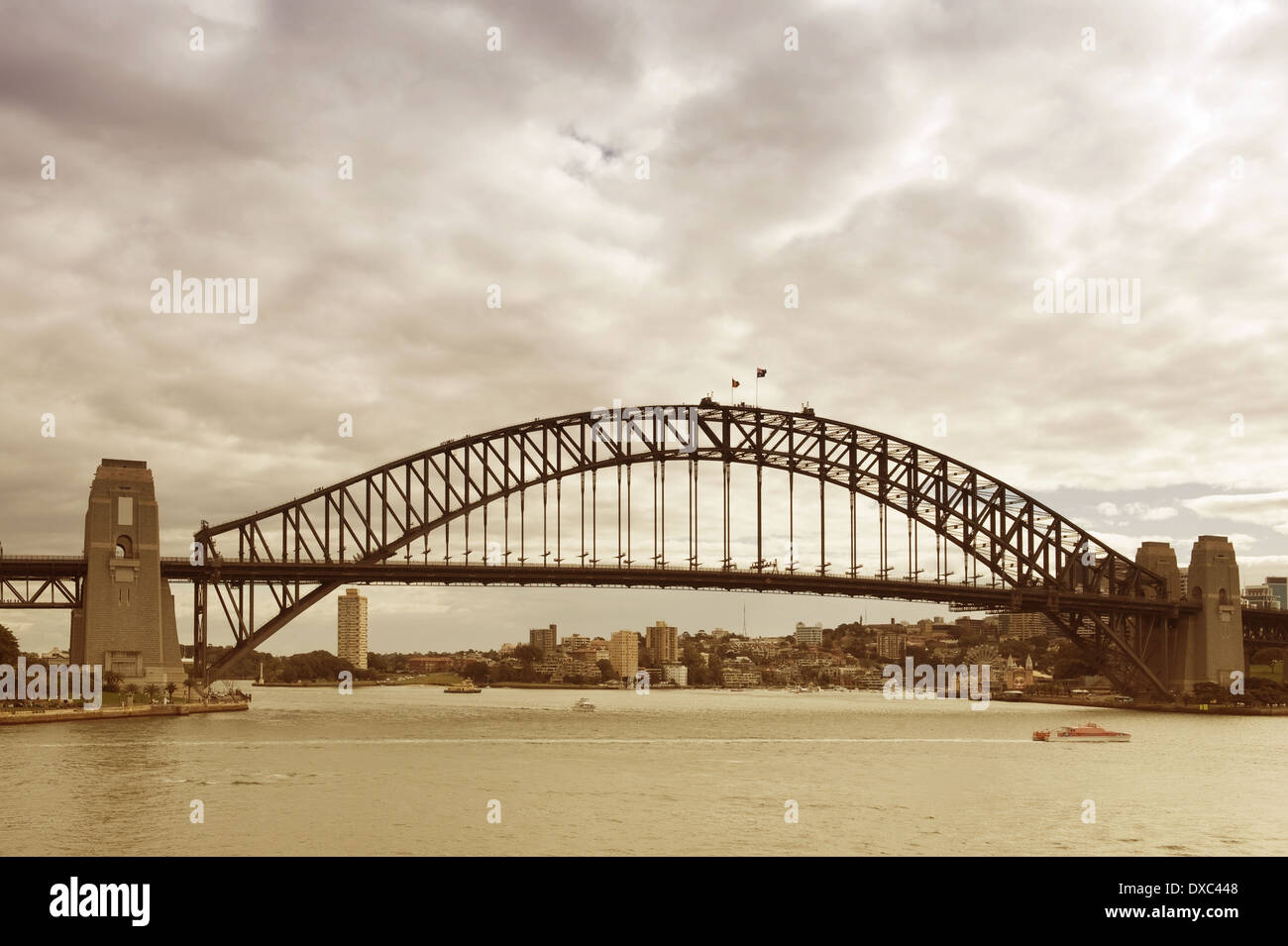 Vista del Ponte del Porto di Sydney dal mare in stile retrò Foto Stock