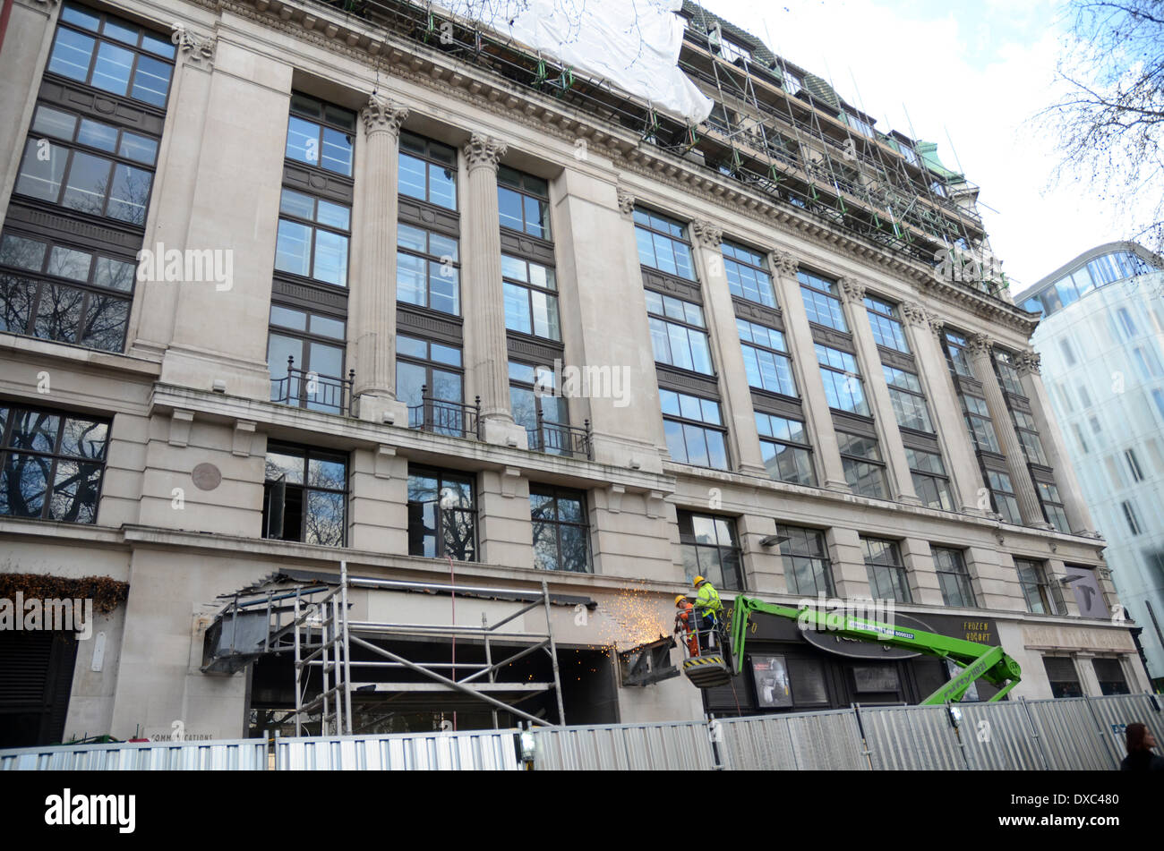 Londra, Regno Unito. Il 23 marzo 2014. Inizia la demolizione del Palazzo delle comunicazioni parte del controverso sviluppo di Leicester Square che includerà la demolizione dell'art deco cinema Odeon e edifici adiacenti per costruire un hotel di lusso, ristoranti, appartamenti di lusso e il complesso di cinema. Credito: JOHNNY ARMSTEAD/Alamy Live News Foto Stock