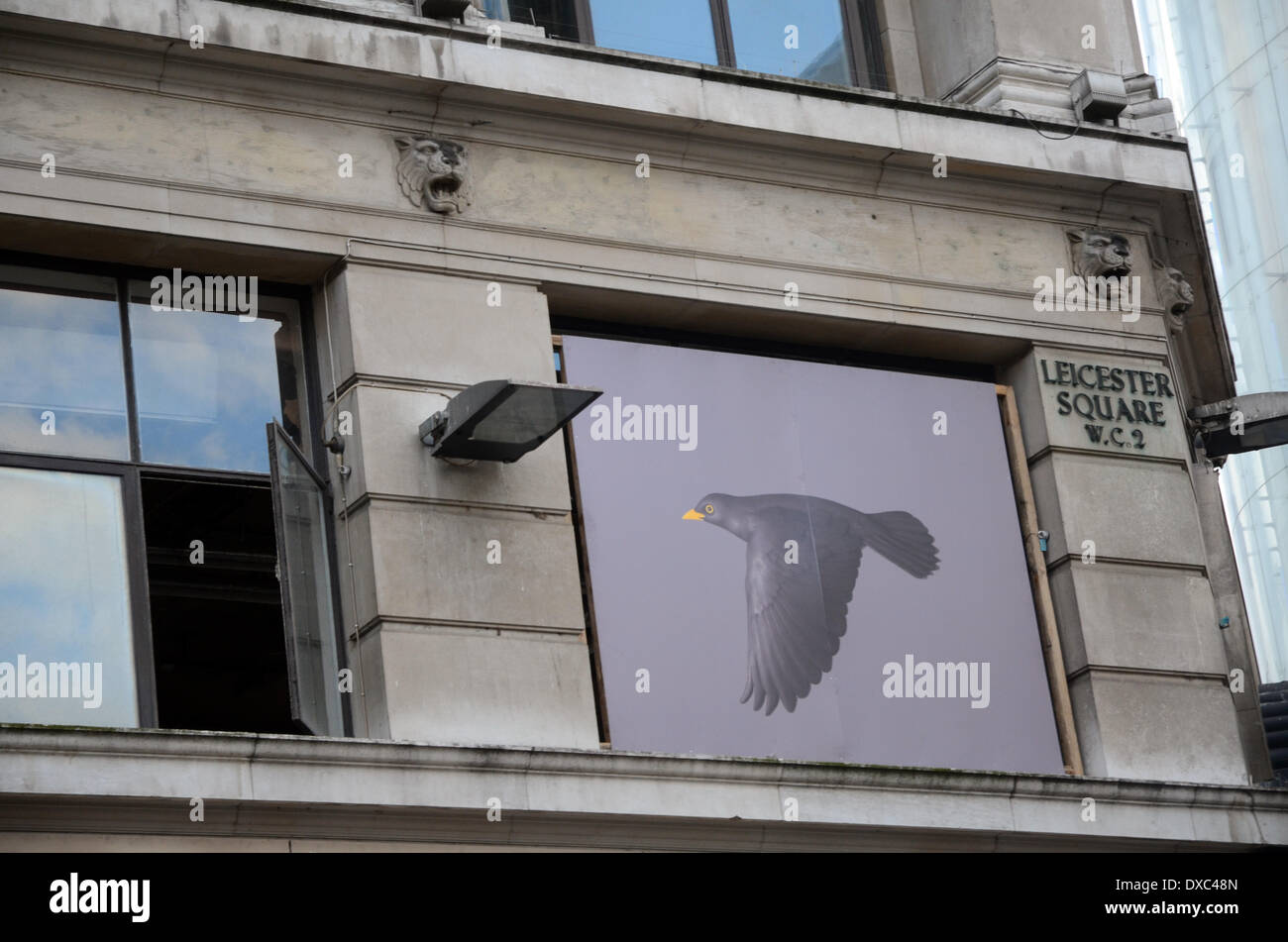 Londra, Regno Unito. Il 23 marzo 2014. Inizia la demolizione del Palazzo delle comunicazioni parte del controverso sviluppo di Leicester Square che includerà la demolizione dell'art deco cinema Odeon e edifici adiacenti per costruire un hotel di lusso, ristoranti, appartamenti di lusso e il complesso di cinema. Credito: JOHNNY ARMSTEAD/Alamy Live News Foto Stock