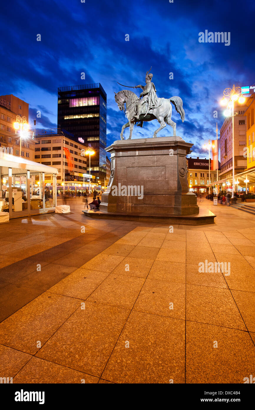 Divieto monumento Jelacic e si piazza in blu ora, Zagabria, Croazia Foto Stock