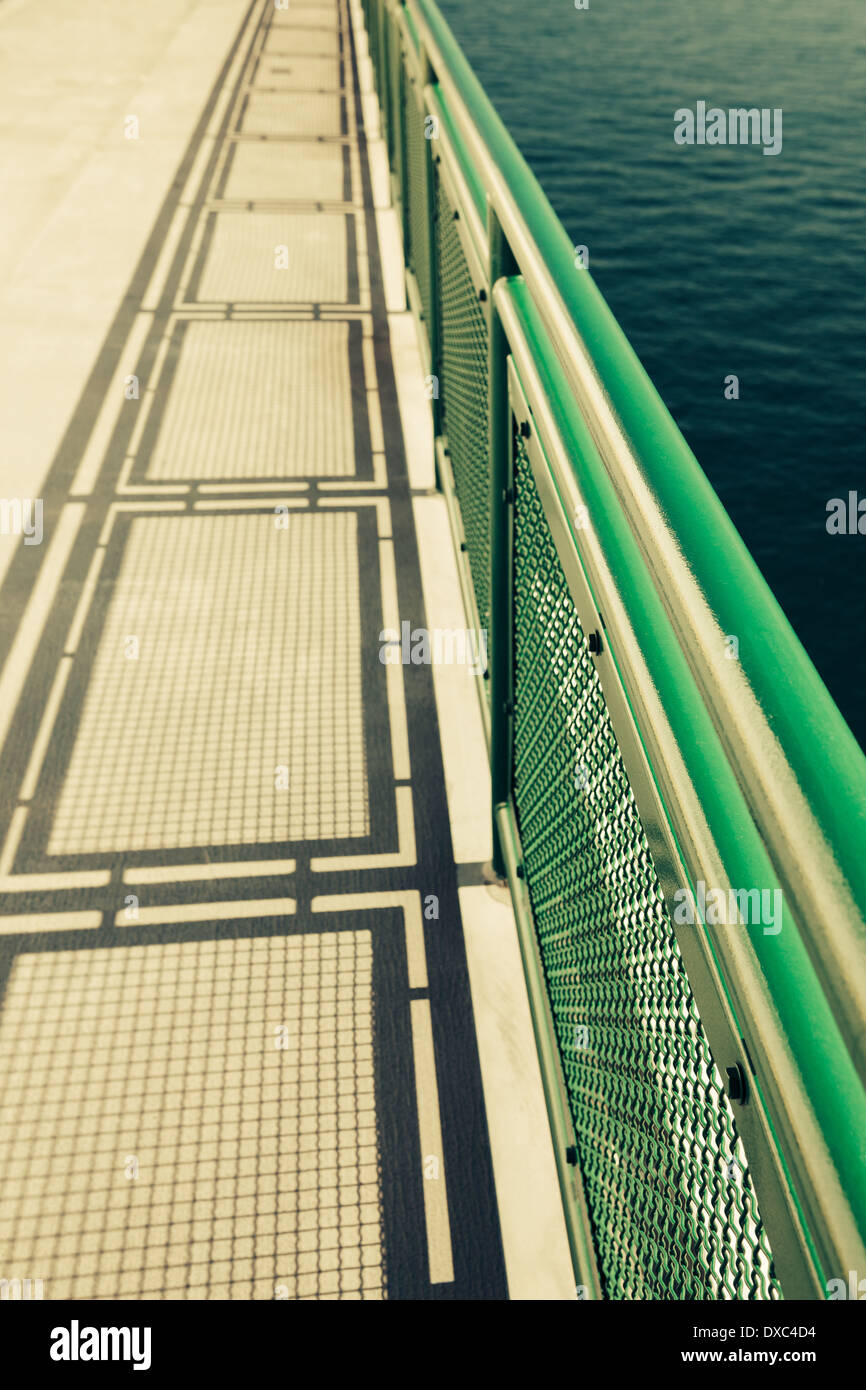 Ferry boat deck con ringhiera e shadow, Puget Sound, Washington, stock photo Foto Stock