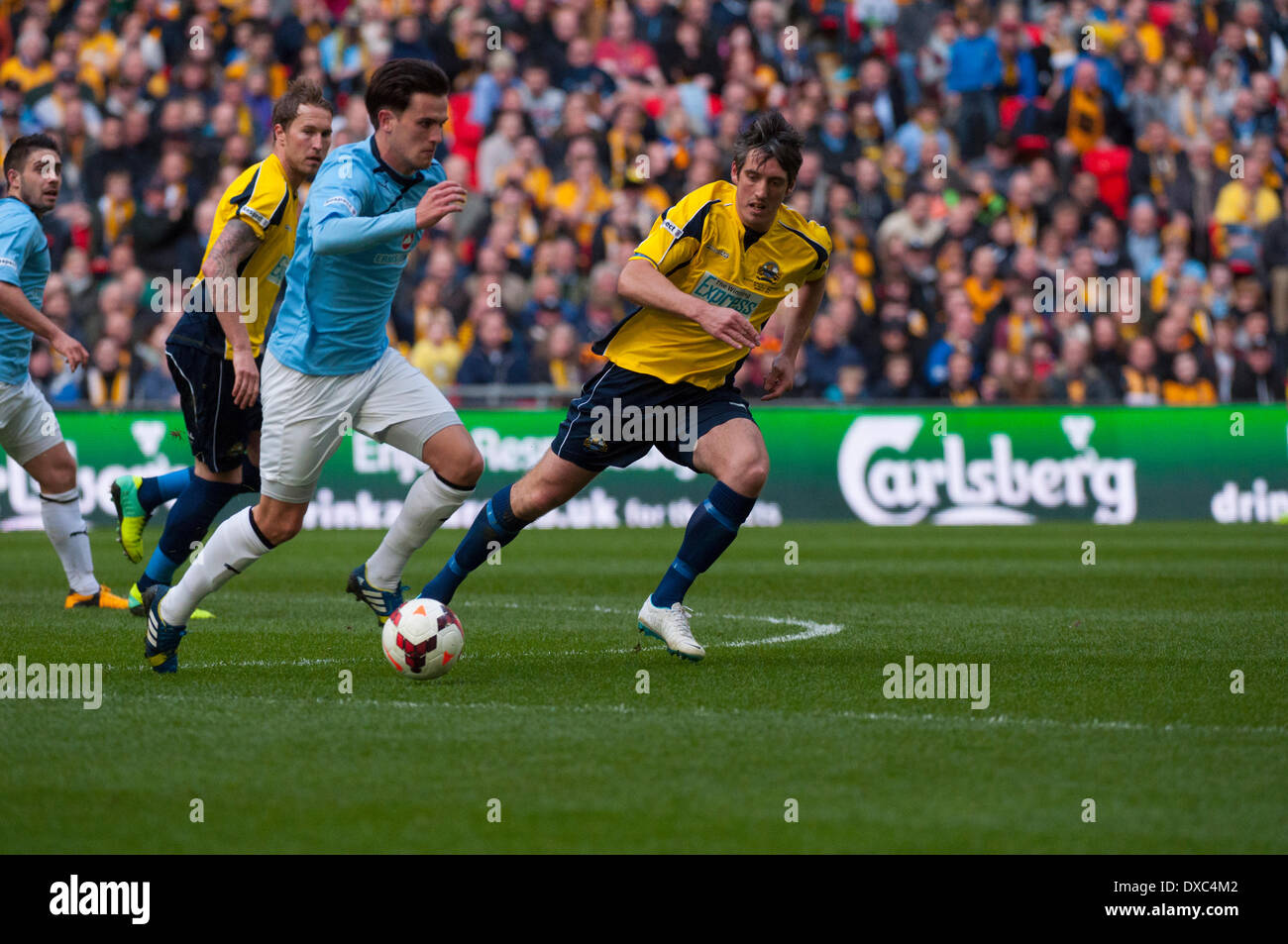 Donaldson di Cambridge United FC in esecuzione a Brett Poates di Gosport Borough FC dalla SKRILL Divisione meridionale durante il FA Finale Trofeo a Wembley Stadium il 23 marzo 2014. Credito: Flashspix/Alamy Live News Foto Stock
