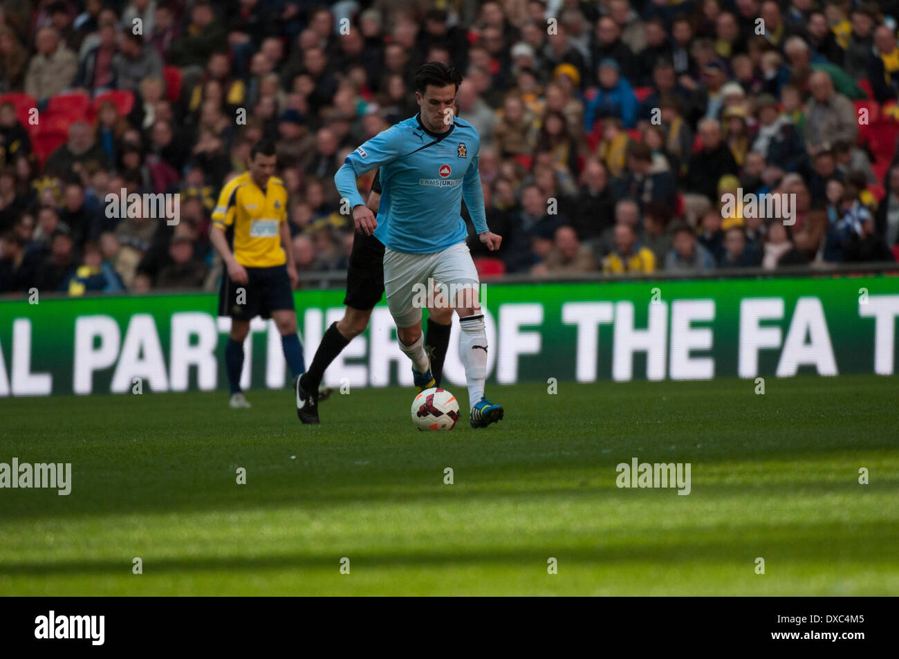 Obiettivo hero Donaldson spostando il durante il Cambridge Regno FCs FA Trophy vittoria contro underdogs Gosport Borough FC dalla SKRILL Divisione meridionale al Wembley Stadium il 23 marzo 2014. Credito: Flashspix/Alamy Live News Foto Stock