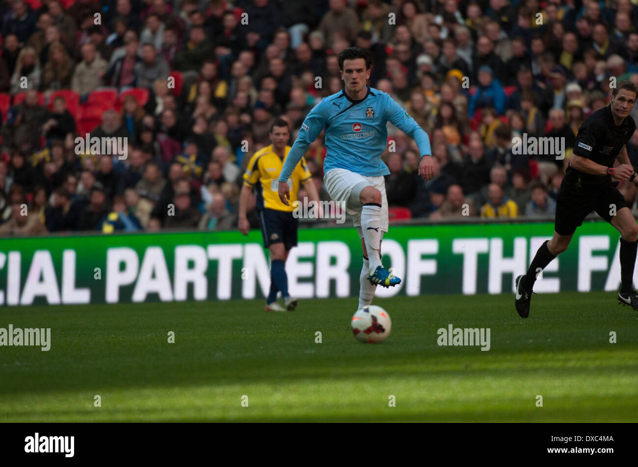 Wembley, Londra, Regno Unito. Il 23 marzo 2014. Obiettivo hero Donaldson spostando il durante il Cambridge Regno FCs FA Trophy vittoria contro underdogs Gosport Borough FC dalla SKRILL Divisione meridionale al Wembley Stadium il 23 marzo 2014. Credito: Flashspix/Alamy Live News Foto Stock
