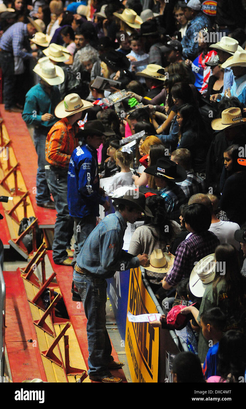 Albuquerque, Nuovo Messico, Stati Uniti d'America. 24 Mar, 2014. 032314 .Bull riders firmare autografi per gli spettatori del giorno finale di Ty Murray Invitational tenutosi presso la Buca di domenica 23 marzo, 2014. /Adolphe Pierre-Louis/ufficiale. Credito: Adolphe Pierre-Louis/Albuquerque ufficiale/ZUMAPRESS.com/Alamy Live News Foto Stock