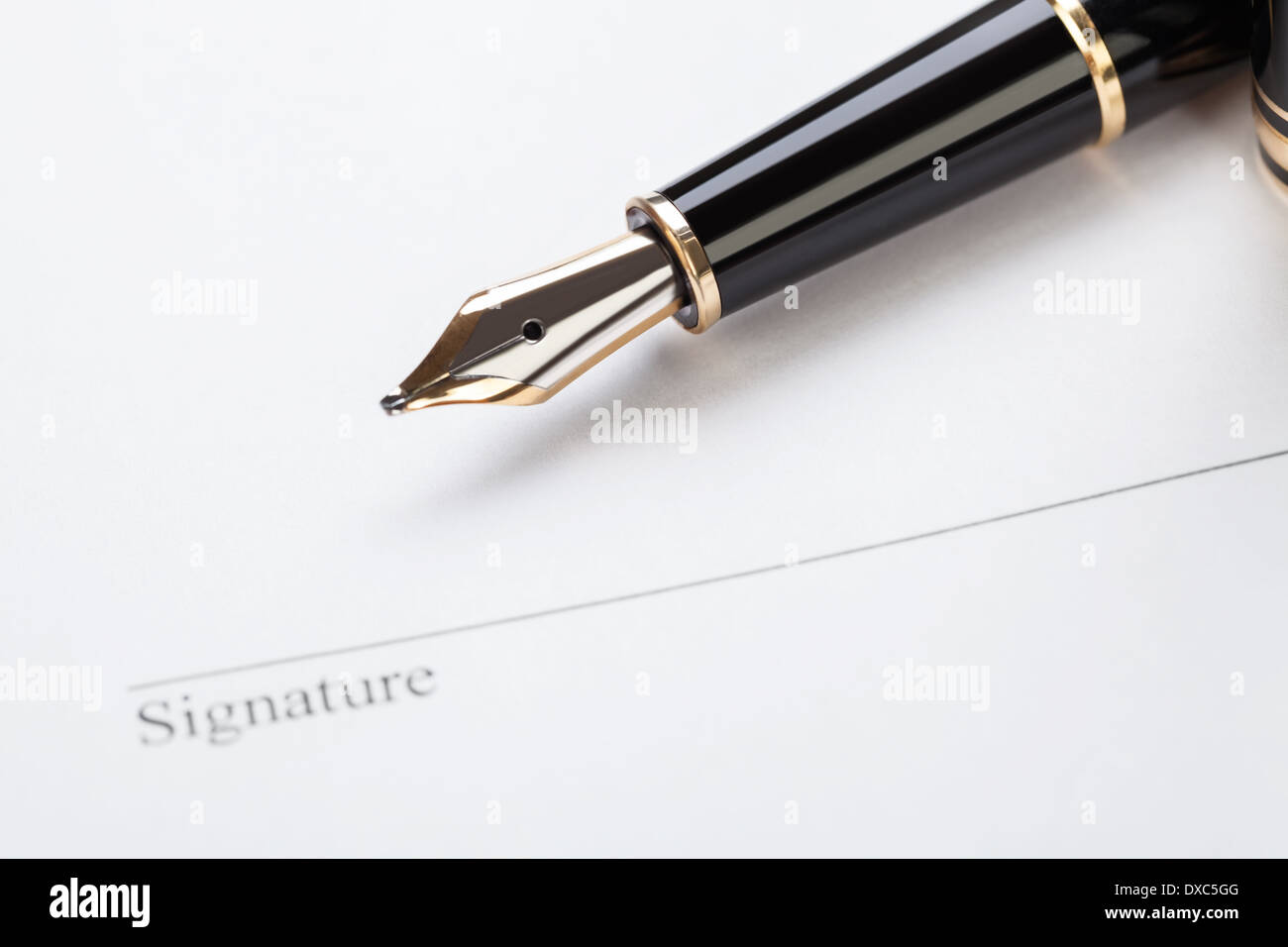 Macro closeup firmare il documento contratto di riempimento penna sfondo bianco vuoto Foto Stock