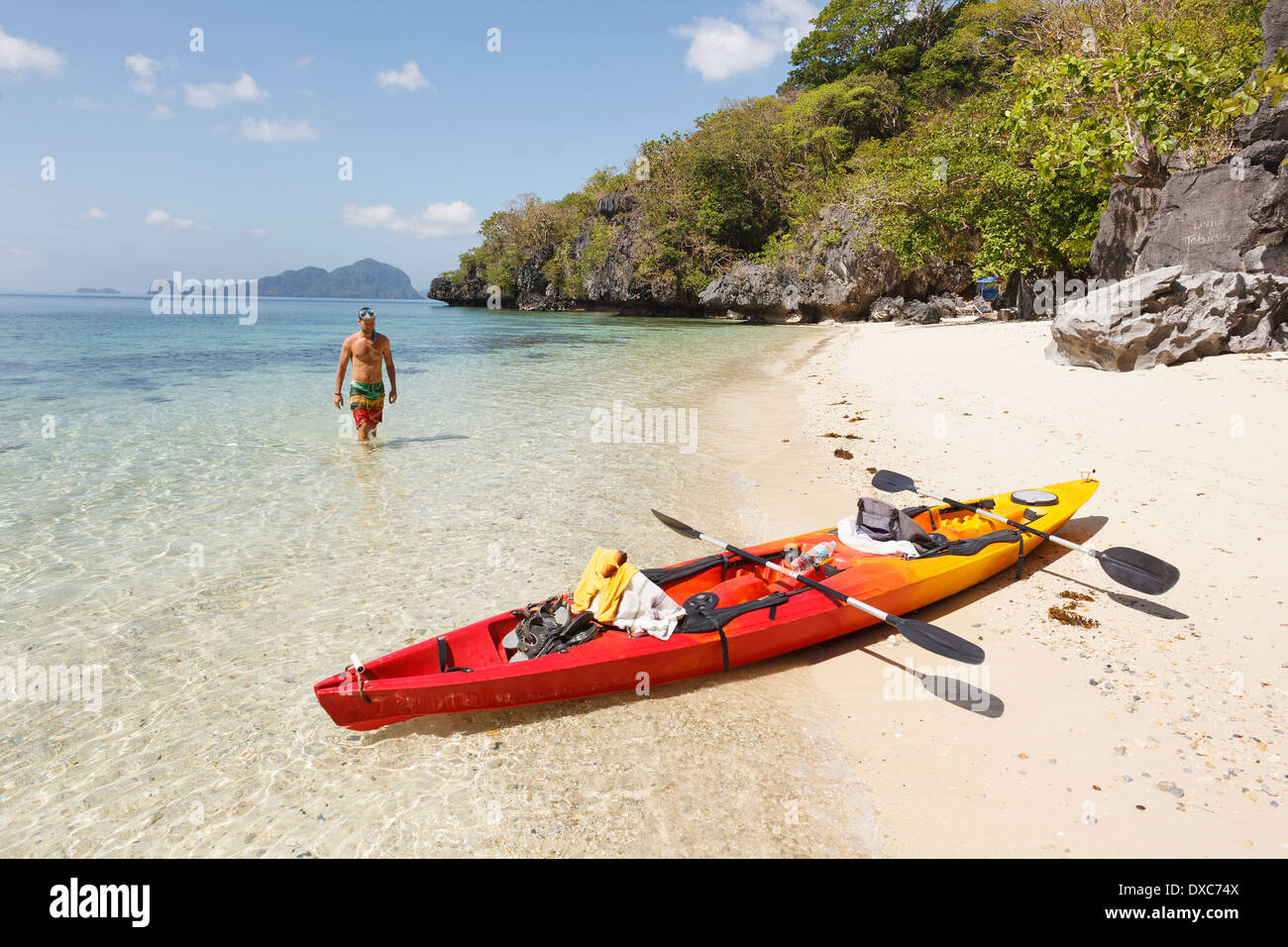 Kayak di mare presso la solitaria spiaggia sabbiosa Foto Stock