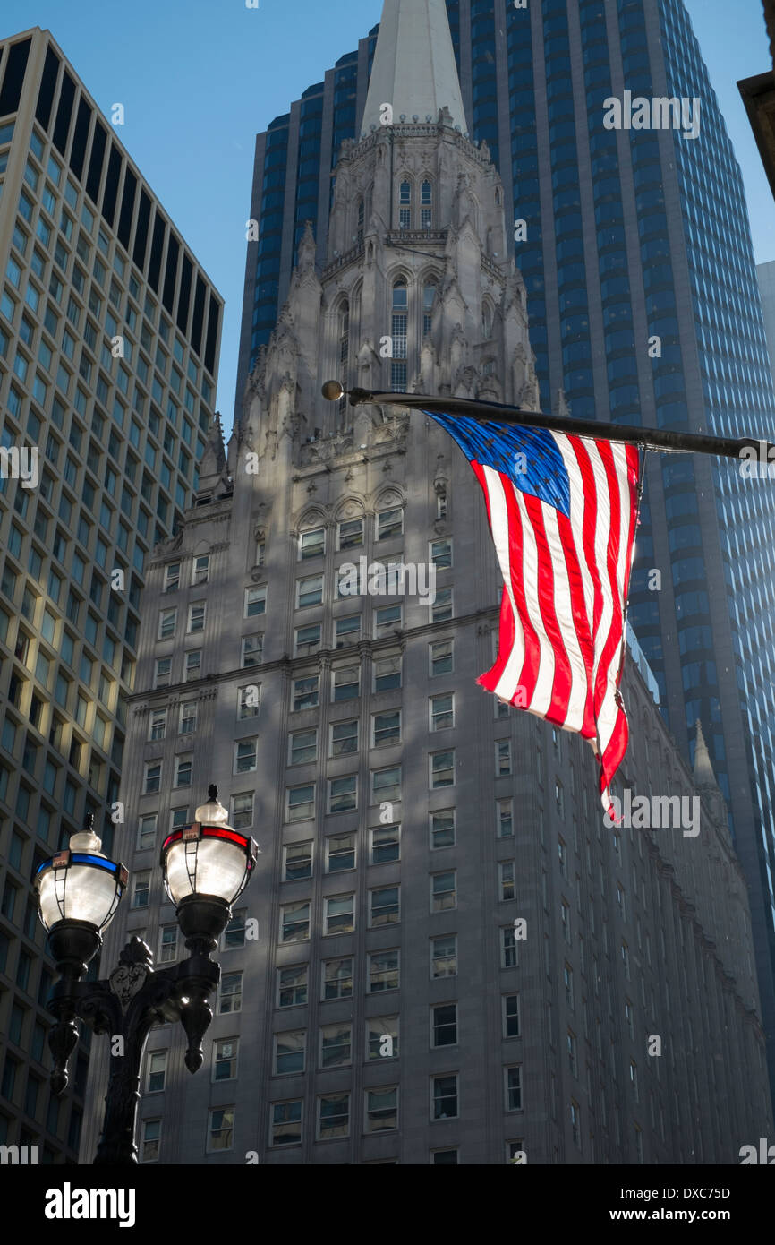 Noi (American) bandiera contro il tempio di Chicago, W Washington St, il Loop, Chicago, Illinois, Stati Uniti d'America Foto Stock