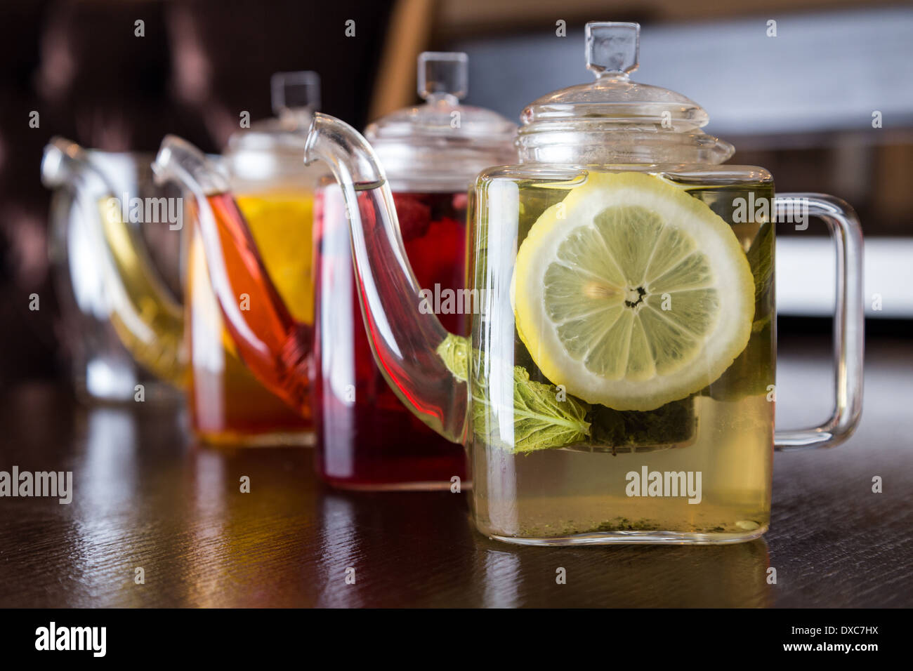 Tre quadrati teiere con colori diversi gusti di frutta di tè Foto Stock