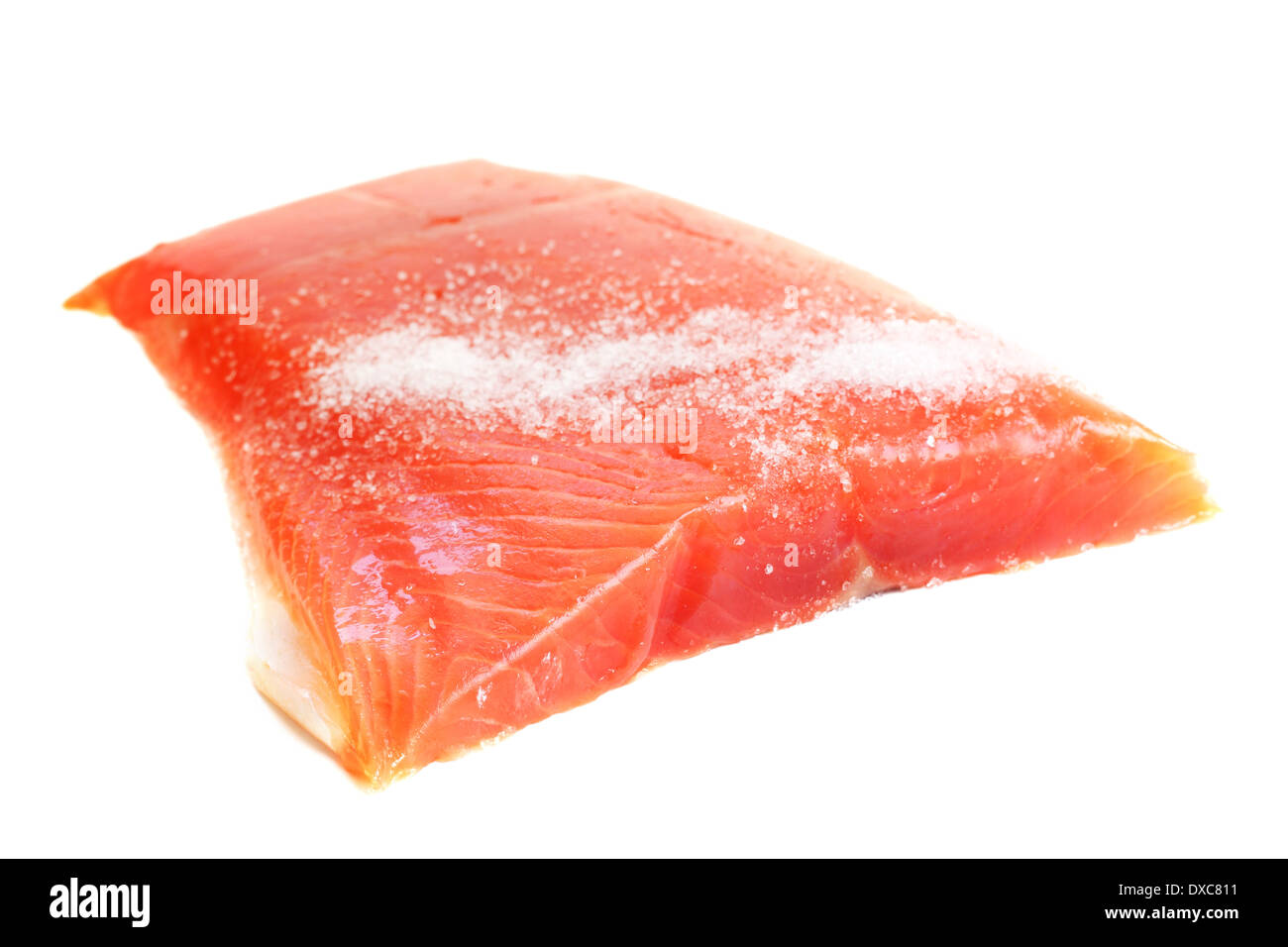 Salmone salato crudo filetto isolati su sfondo bianco Foto Stock