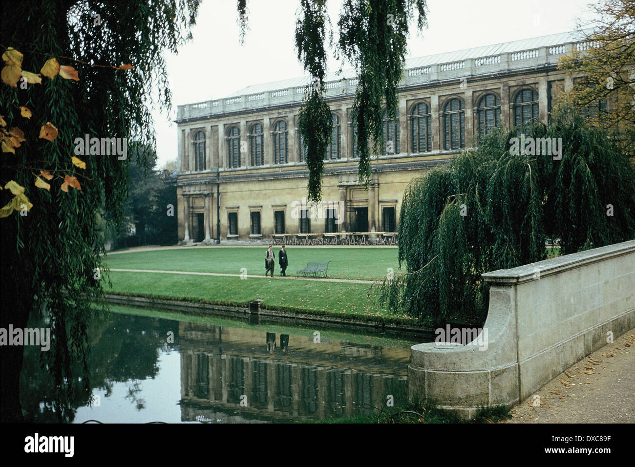 Lo Scricciolo biblioteca presso il Trinity College di Cambridge, riflesso nel fiume Cam Foto Stock