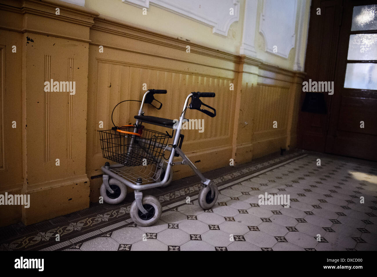 Leipzig, Germania. 20 Mar, 2014. Un rollator (aiuti a piedi/walker) sorge in un edificio a Marzo 20, 2014 a Leipzig, Germania. © dpa/Alamy Live News Foto Stock