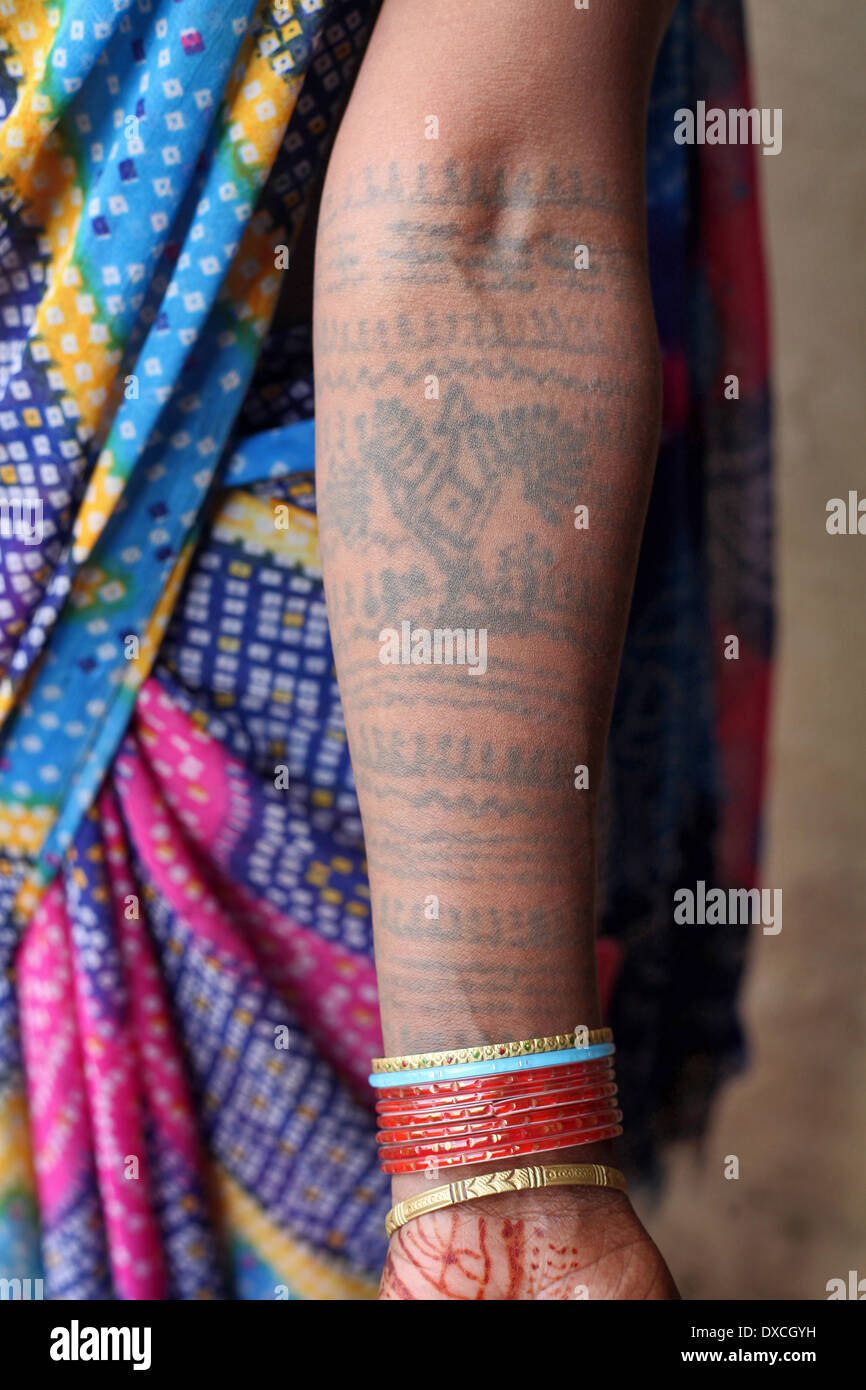 Tatuaggio dipinte sui bracci di una donna tribale. Villaggio Jarweadhi, blocco Bishangarh, Distretto Hazaribaug, nello stato del Jharkhand Foto Stock