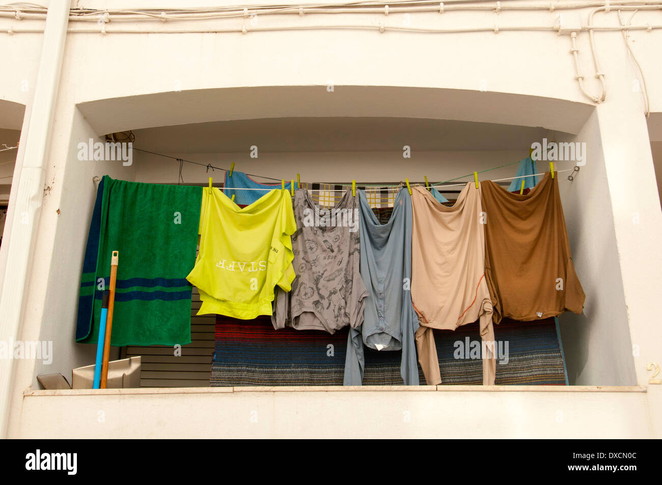Lavaggio su una linea di abbigliamento Foto Stock