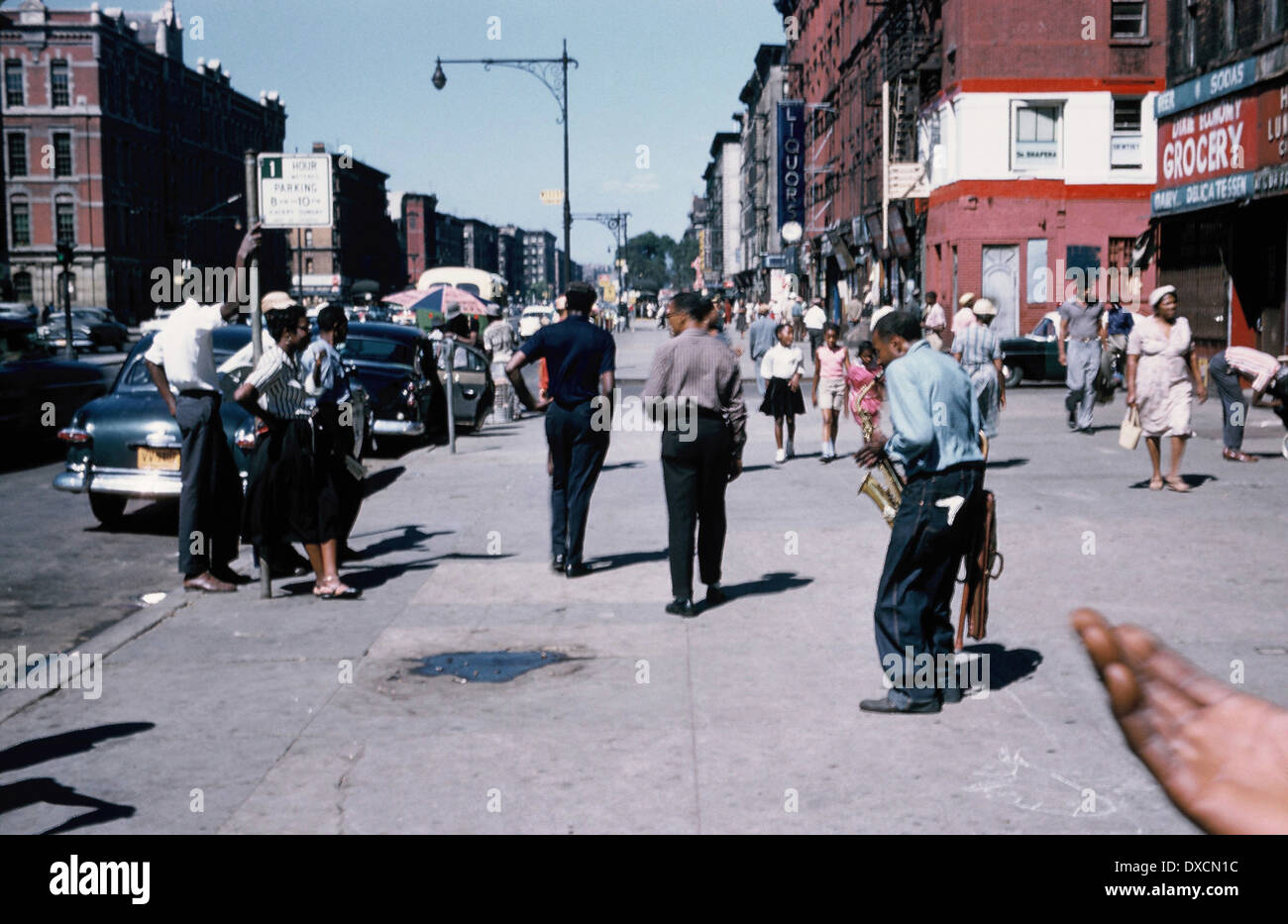 Scena di strada di Harlem, a New York, con il sassofonista, 1958 Foto Stock