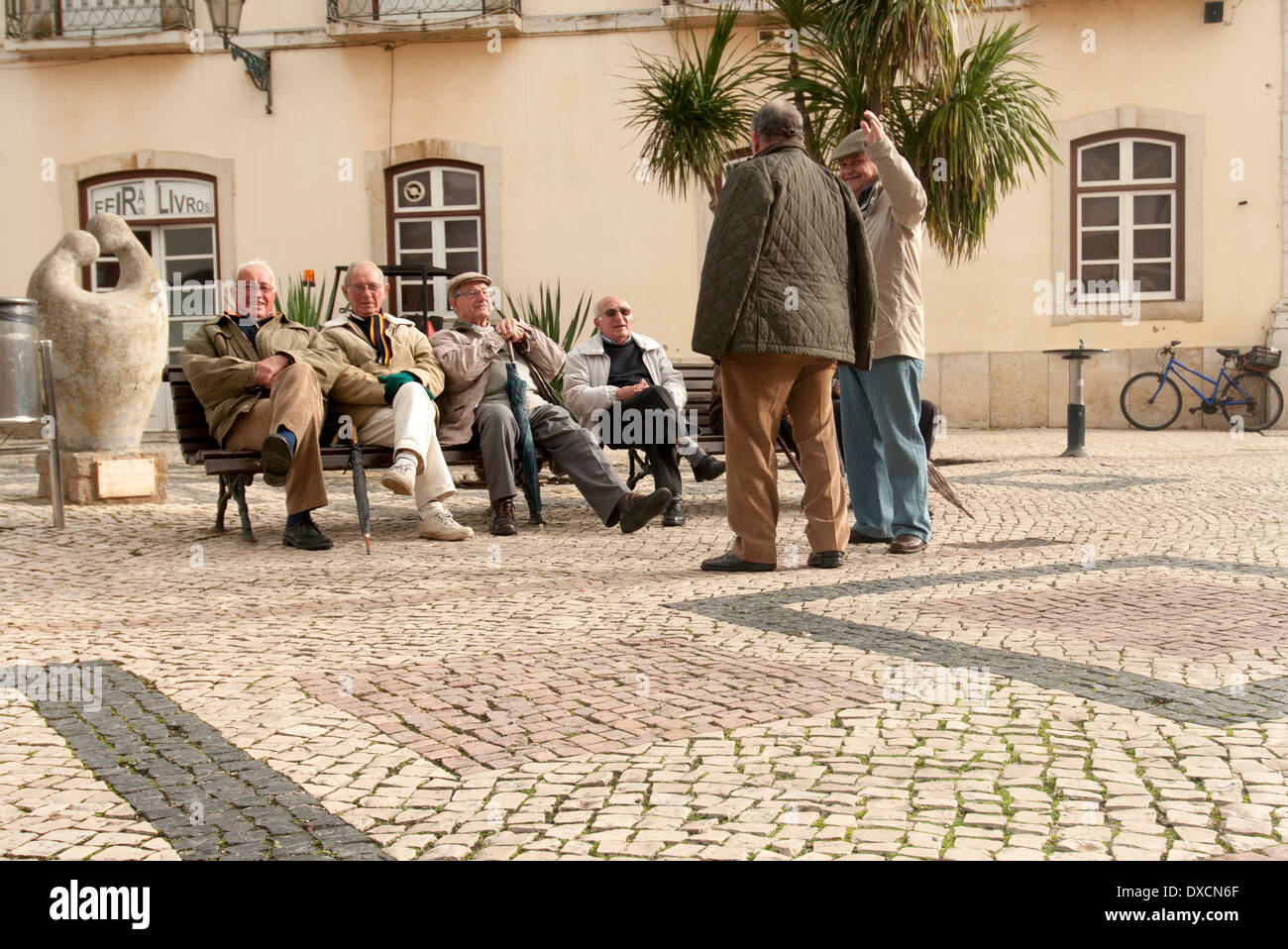 Gruppo di vecchi nella piazza del paese, Lagos, Portogallo Foto Stock