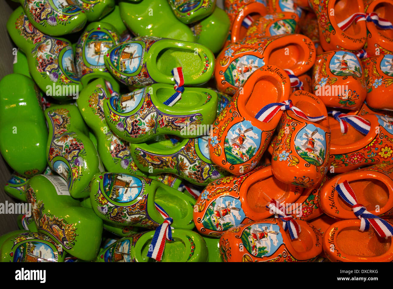 Verde e arancione zoccoli olandese souvenir da Amsterdam Paesi Bassi Foto Stock
