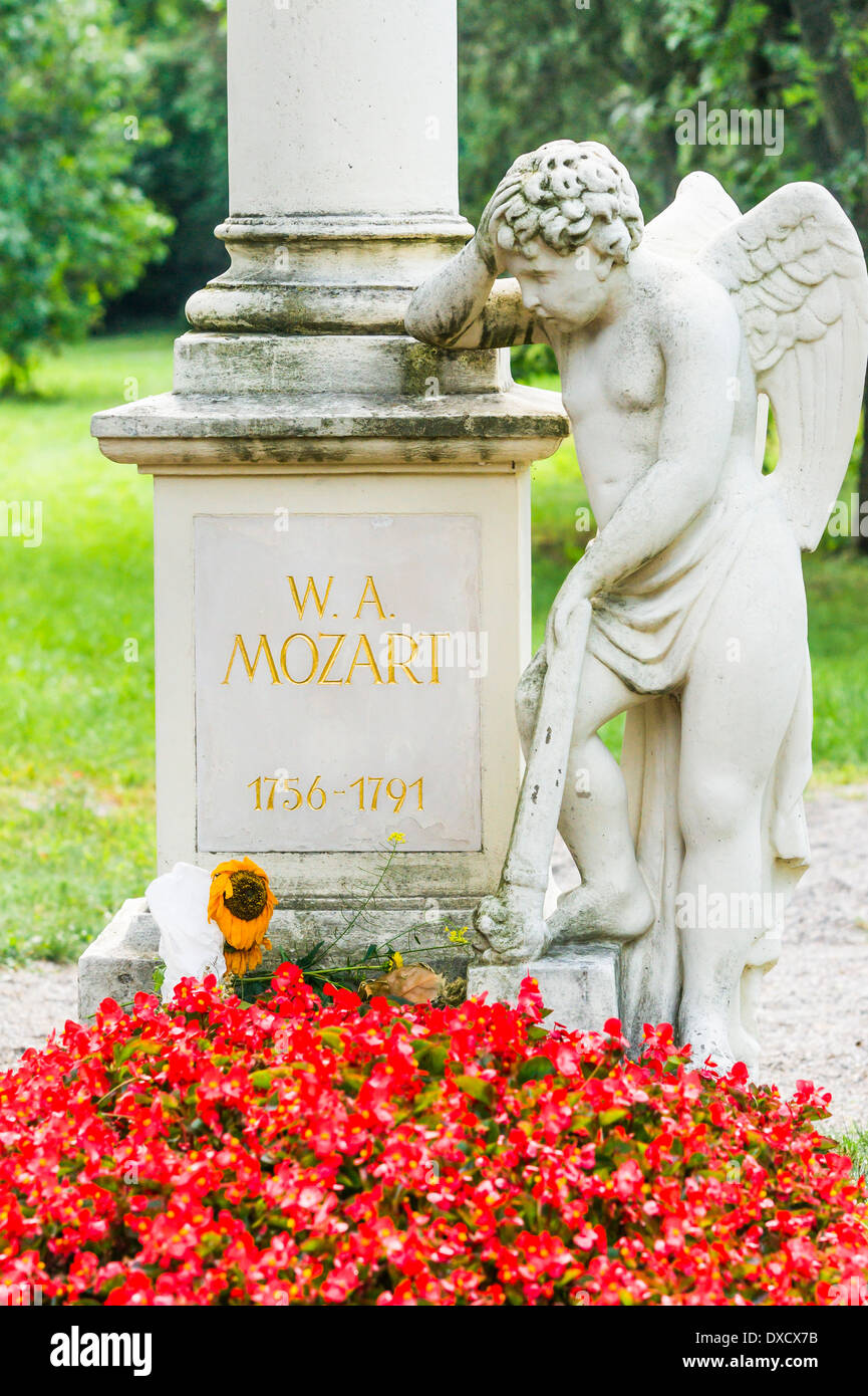 La scultura di florian josephu-drouot presso il sito in cui il compositore Wolfgang Amadeus Mozart presumibilmente fu sepolto, st. marx cemet Foto Stock