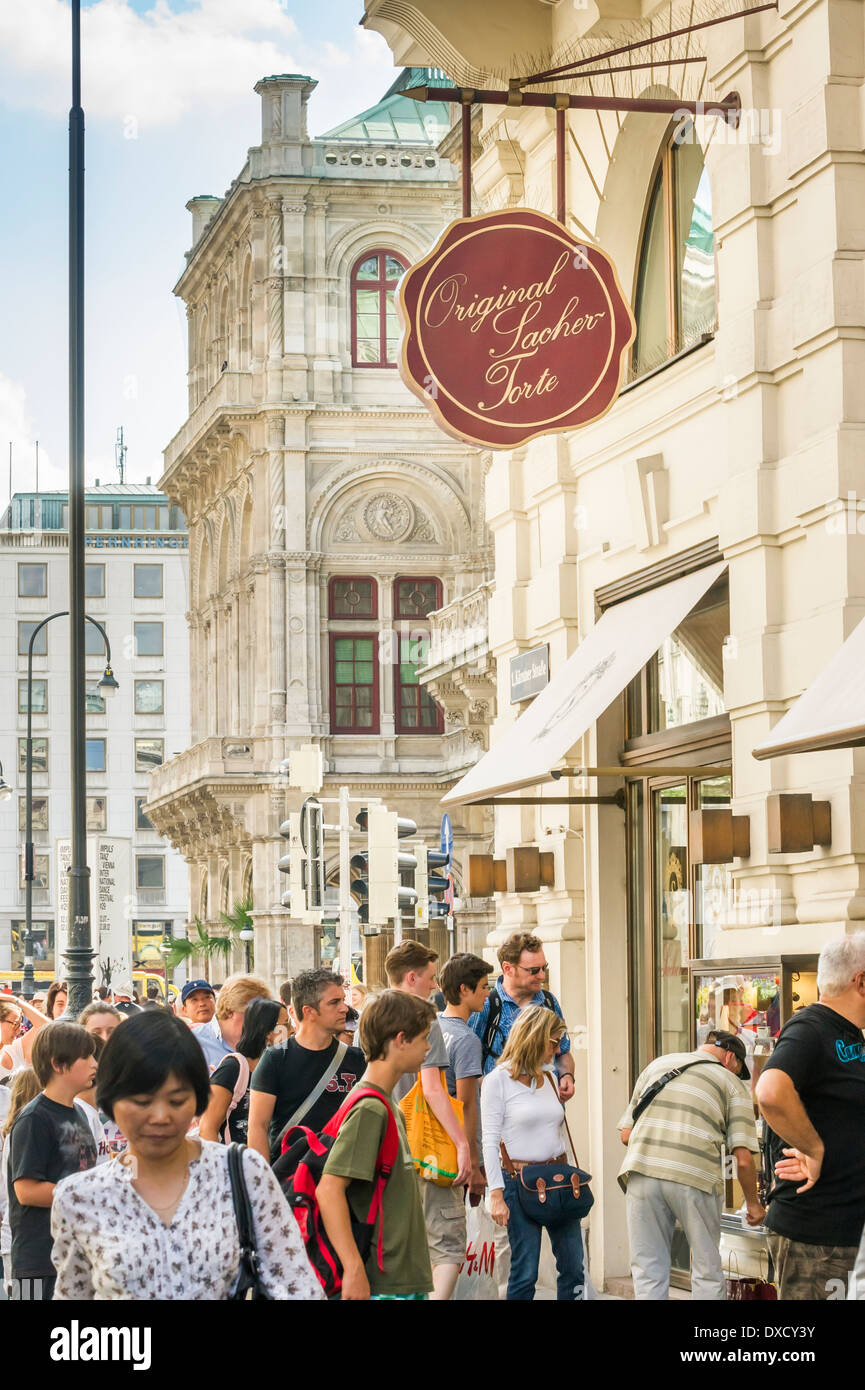 Scena di strada il centro di Vienna, kaerntnerstrasse, hotel Café Sacher, nella metà superiore di un cartello che recita: torta originale Sacher Foto Stock