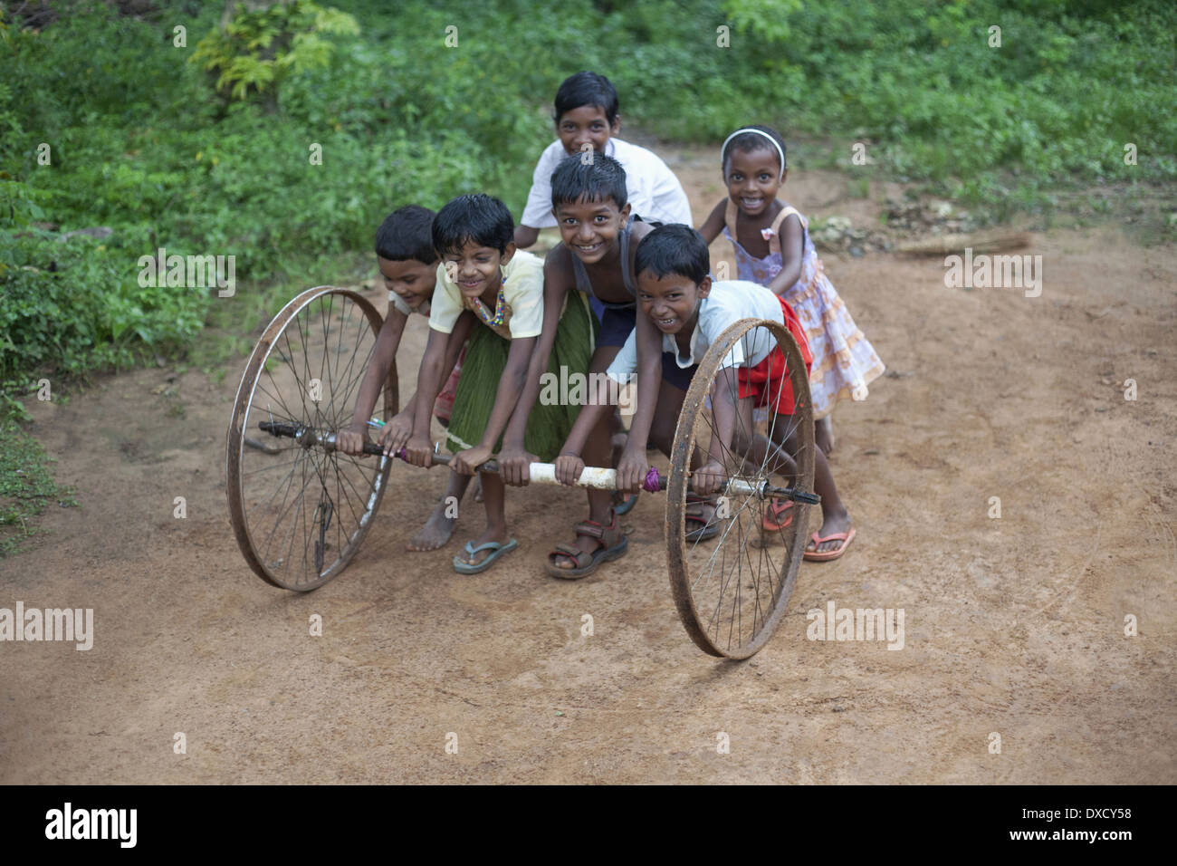 Il tribale dei bambini che giocano con le ruote del ciclo. Munda tribù. Bartoli villaggio quartiere Khunti Ranchi, nello stato del Jharkhand, India Foto Stock