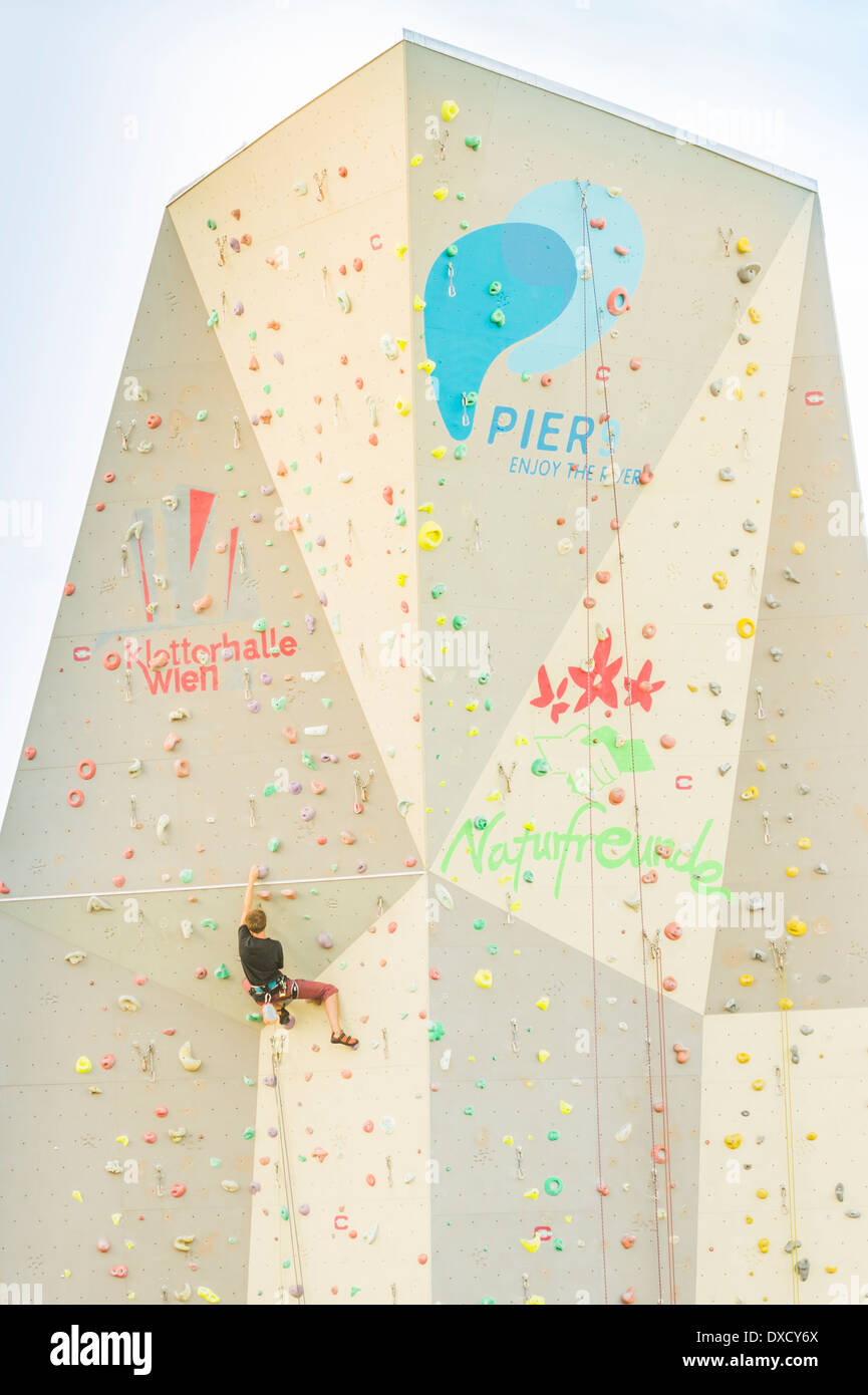 Scalatore sulla boulderwall sul molo 9 in corrispondenza del canale del Danubio, Vienna, Austria Foto Stock