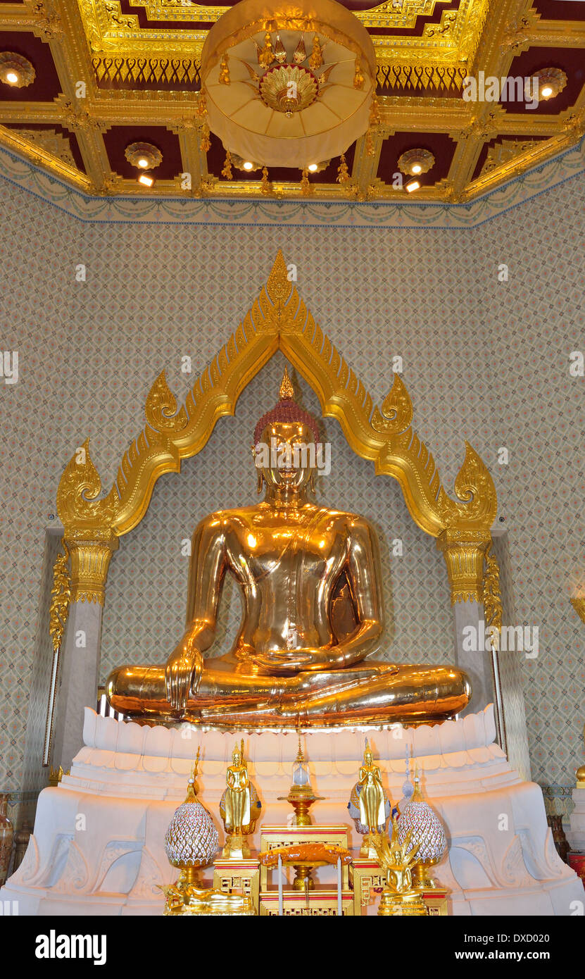buddha in oro solido (del peso di 5.5 tonnellate) nel tempio di Wat Traimit, Bangkok, Thailandia Foto Stock