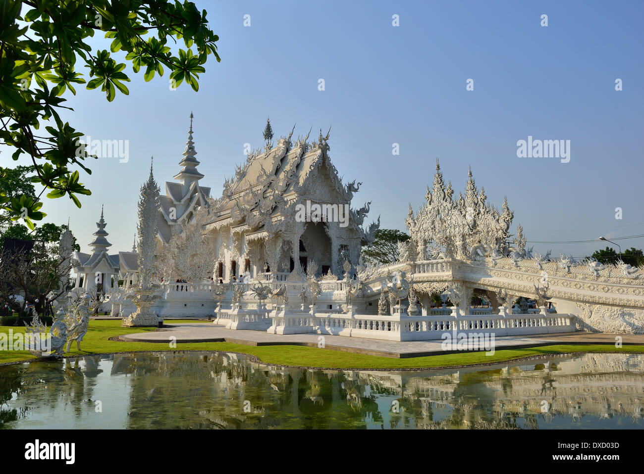 Wat Rong Khun, meglio conosciuto come "il Tempio Bianco" è nello stile di un tempio buddista è uno dei templi più riconoscibili, Chiang Rai, Thailandia Foto Stock