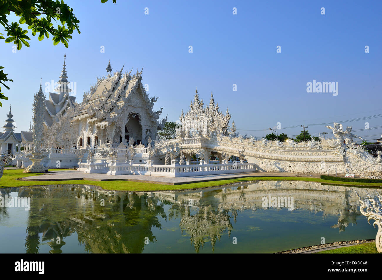 Wat Rong Khun, meglio conosciuto come "il Tempio Bianco" è nello stile di un tempio buddista è uno dei templi più riconoscibili, Chiang Rai, Thailandia Foto Stock