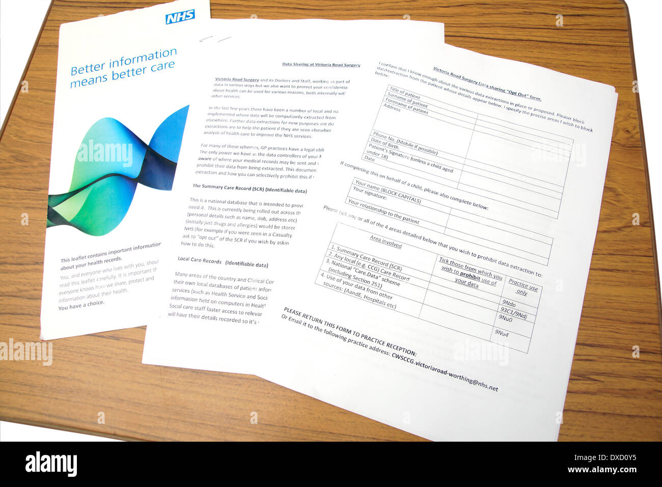 NHS foglietto "Meglio informazioni significa una migliore cura" concernenti il paziente medical records & informazioni sulla condivisione dei dati & opt out forma Foto Stock