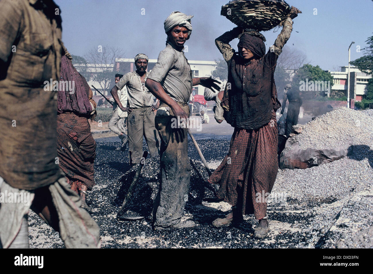 La pista di road menders la riparazione di una strada a Delhi, in India, nel 1967 Foto Stock